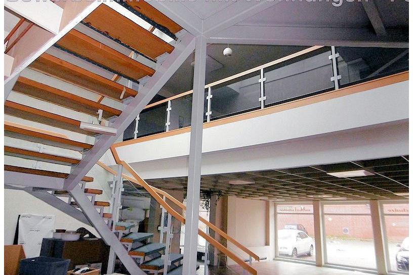 Treppe ins Oberschoss von der Parkplatzseite - Theodor-Körner Str. 